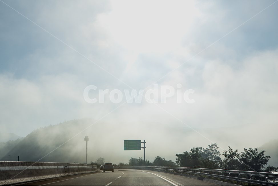 safe operation,median strip,road sign,Speeding,automobile,car,Visible distance,sight,weather,no speeding,guardrail,Beware of fog,highway,lane,traffic,Fog,overtaking,safe driving,climate,misty,Traffic information board,morning,Drive carefully,No overtaking