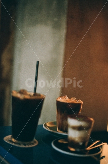 커피,여름,카페,케이크,테이블,세로사진,필름사진,감성사진,머그,유리잔,컵,아날로그,대화,빨대,조명,그림자,친구,coffee,summer,cafe,cake,table,film,sensitive,mug,glass,cup,analog,meet,straw,lighting,shadow,friends,커피,카페,coffee,cafe,감성,sensible,feeling