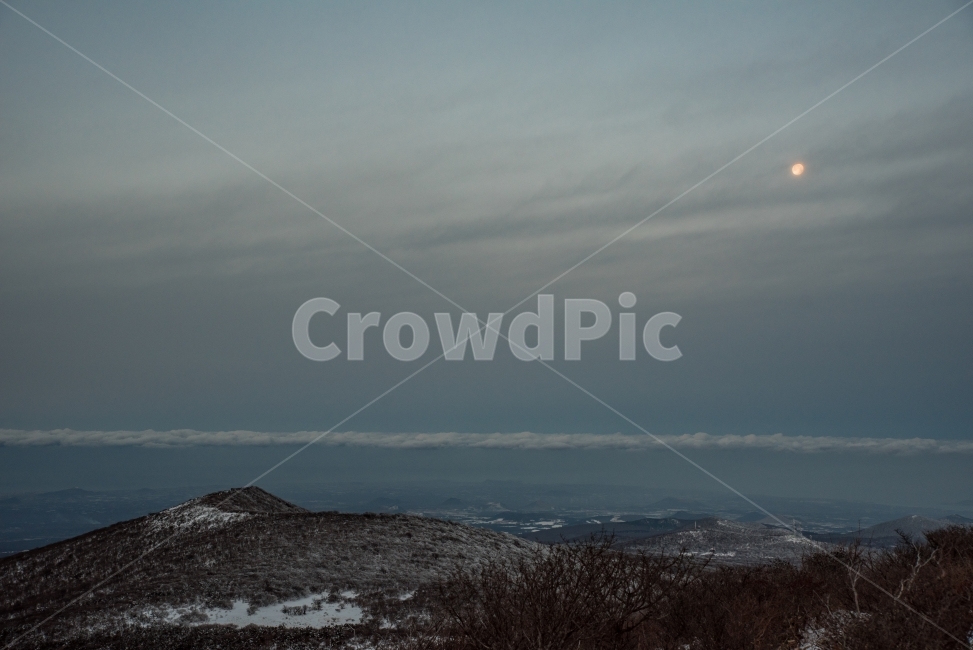 달,겨울풍경,새벽,한라산,제주도,여명,겨울,계절,winter,season,자연,풍경,nature,landscape,architecture,건축물,tower,탑,building,건물,outdoors,옥외