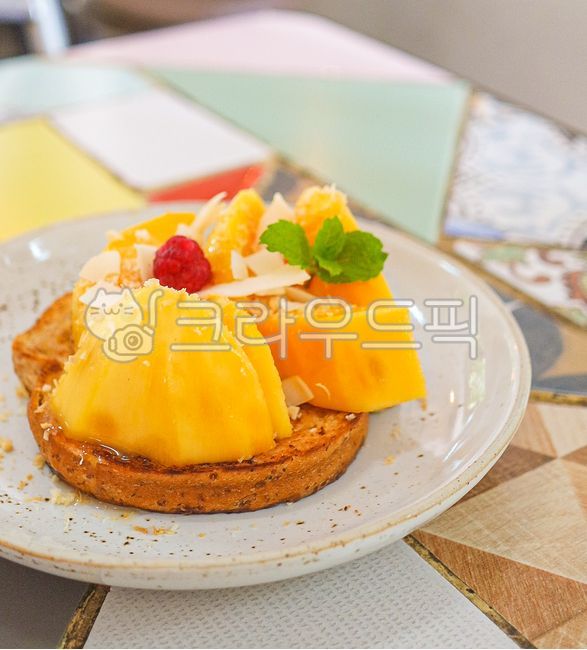 디저트,망고,망고케이크,망고디저트,과일,과일디저트,케이크,조각케이크,과일케이크,베이킹,빵,브런치,음식,요리,플레이팅