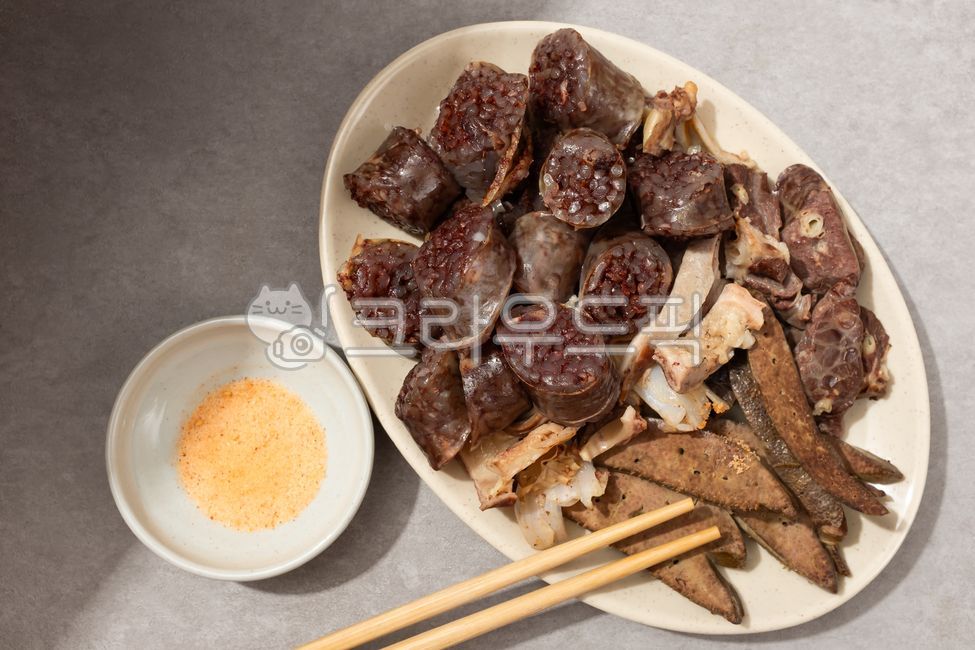 순대,돼지내장,돼지고기,길거리음식,분식,내장,당면,블랙푸딩,간,허파,위,오소리감투,염통,심장,귀,한국음식,한국문화,음식,식사,식품,식료품,재료,식재료,음식재료,클로즈업