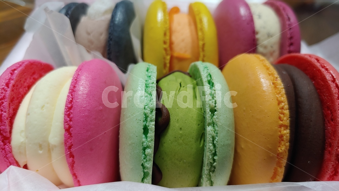 food,음식,sweets,confectionery,마카롱,분홍,노랑,과자,디저트,간식,후식,dessert,snack