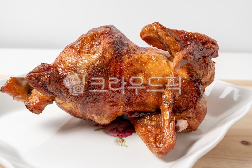 닭,통닭,통닭구이,바베큐,구운닭고기,oastedchicken,crispyskin,goldenbrown,dinner,delicious,foodphotography,homecooked,savory,plate,meal