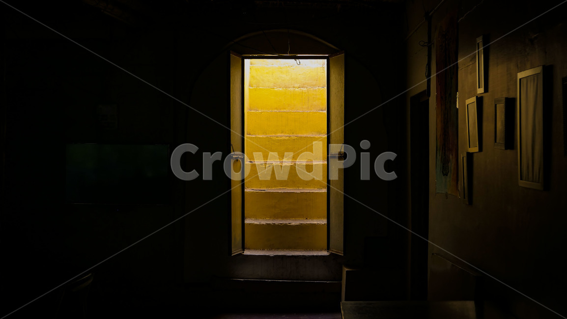 계단,건물,노랑,그라데이션,yellow,빛,어둠,실내,문,햇빛,컬러,색상,옐로우,stair,indoor,light,인테리어,구조,gradient,effects,lighteffects,yellowgardients,gradation,노랑이