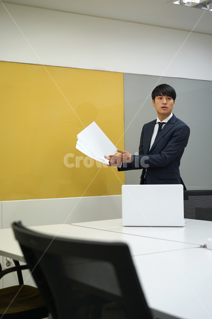 회의,발표,남성,남자,사업가,비즈니스,업무,서류,양복,정장,사무실,회의실,사람,인물,인간,human,person,남성,남자,man,male,산업,industry,industrial,비즈니스,사업,business,service,work