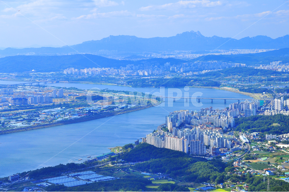 forest,bright,view map,Han River,mountain climbing,sunny day,cloud,mountain,Highquality land,homestead,top,Suburbs of Seoul,Town,Apartment complex,sight,season,at the top,redevelopment,sky,Apartment village,wide,clear,tree,riverside,On the mountain,river 