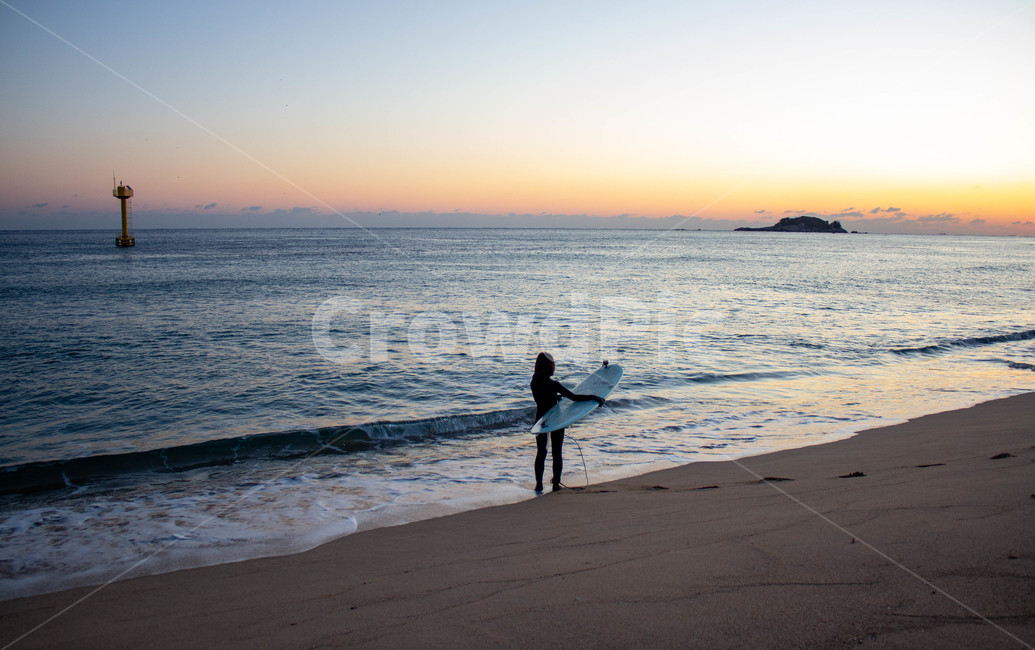 human,person,일출,서핑,하늘,바다,sea,해변,바다,beach,sea,사람,인물,인간,human,person,여행,휴가,traveling,vacation,trip,스포츠,레저,운동,sports,leisure,exercise