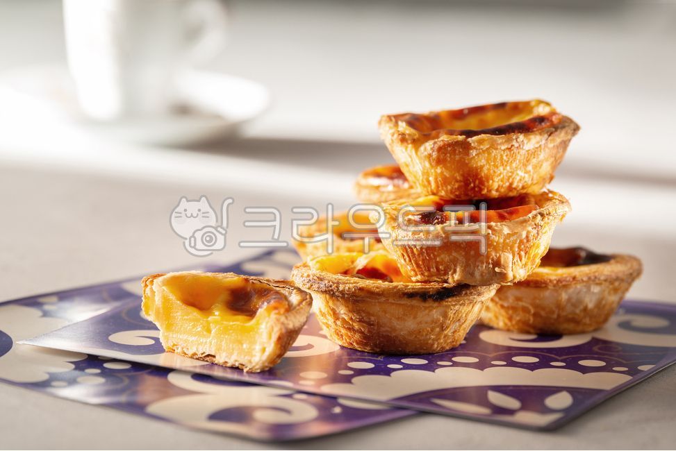 bread,cut,snack,cream,pie,delicious,food,dessert,coffee,sweet,egg tart,roast