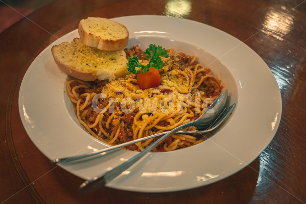 스파게티,파스타,토마토,토마토스파게티,마늘빵,레스토랑,식당,서양식,양식,기본스파게티,토마토파스타,흰접시,방울토마토,음식,식재료,요리,food,cook,meal,dishes,food reserves,면류,면요리,noodles,양식,서양음식,서양요리,western food,western dishes,western meal,western cook,감성,sensible,feeling