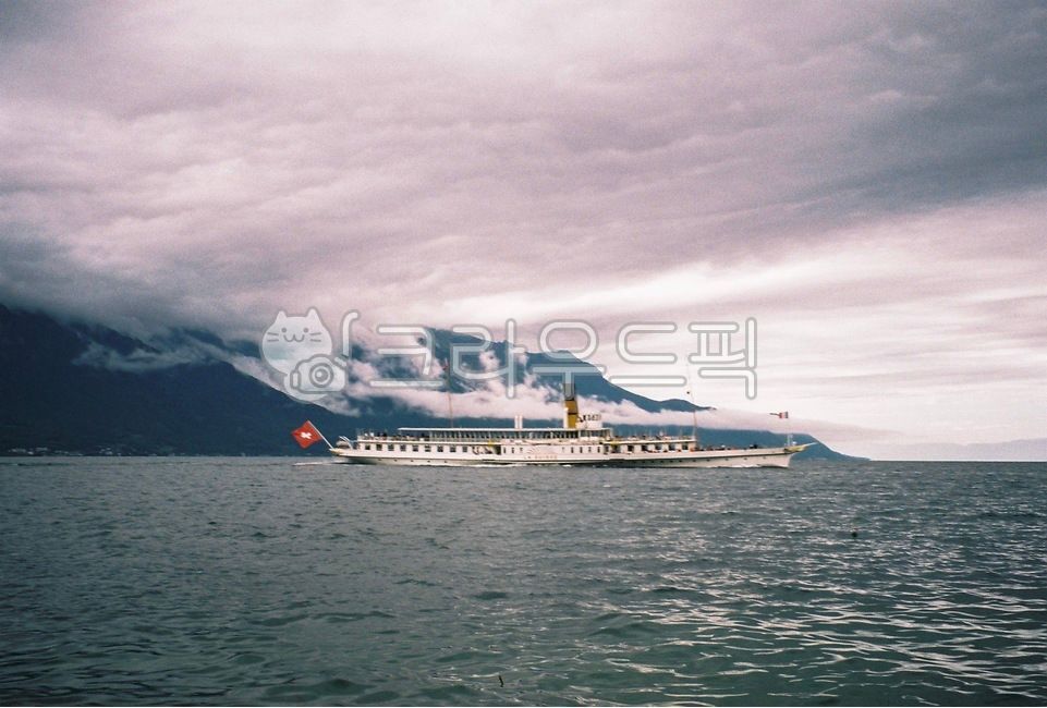 vehicle,차량,transportation,교통,보트,boat,배,관광,스위스,강,한적함,여유,탈것