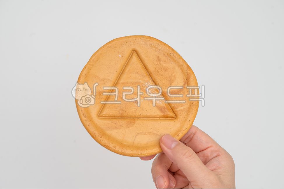 sugar cookies,Snacks,Dalgona,draw,dalgona,triangle,hand