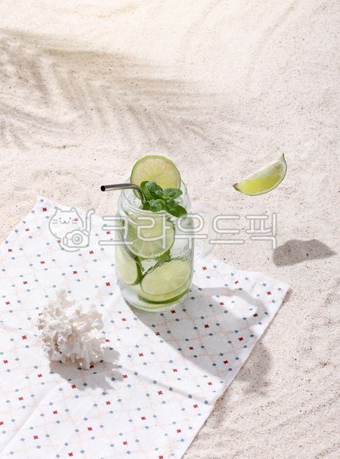 모래사장,야자수,야자수그림자,모래,썸머,여름소재,해변,비치,바닷가,백사장,하계,휴가,피서,피서지,해변모래,프레쉬,리프레쉬,피크닉,조개,산호,시원한,여름,뜨거운,소풍,나들이,모히또,라임,유리,글라스,유리잔,글라스잔,얼음,민트,칵테일,음료,잎,잎사귀,갈증,열매,노란,옐로우,샤도우,오버레이,드리우다,드리워진,주스,애플민트,페퍼민트,드링크,그림자,햇살,슬라이스,컷,절단,잘린,감귤류,녹색,차가운,물,백그라운드,투명한,서리,이슬,물방울,맺힌,상쾌한,소다