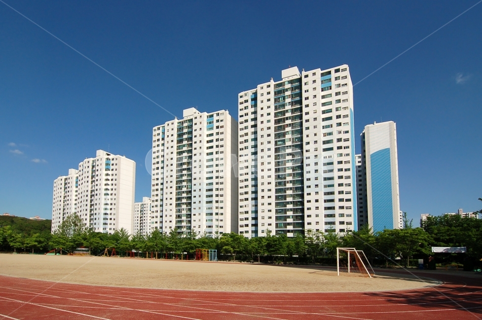 아파트,주택,하우스,빌딩,부동산,주거,집,고층아파트,도시,건물,운동장,학교,풍경,도시,풍경,city,landscape,한국도시풍경,한국도시경관,korea cityscape,스포츠,레저,운동,sports,leisure,exercise,building,high rise,고층 건물,시티,town,urban,어반,apartment building