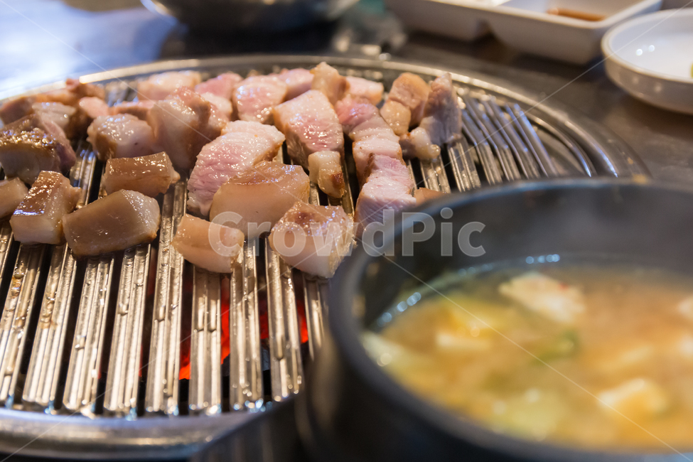 삼겹살,된장찌개,고기,돼지고기,돼지,육류,불판,철판,숯불,구이,숯불구이,회식,외식,맛있는,찌개,음식,한국요리,한식,소스,상차림,파채,파무침,식사