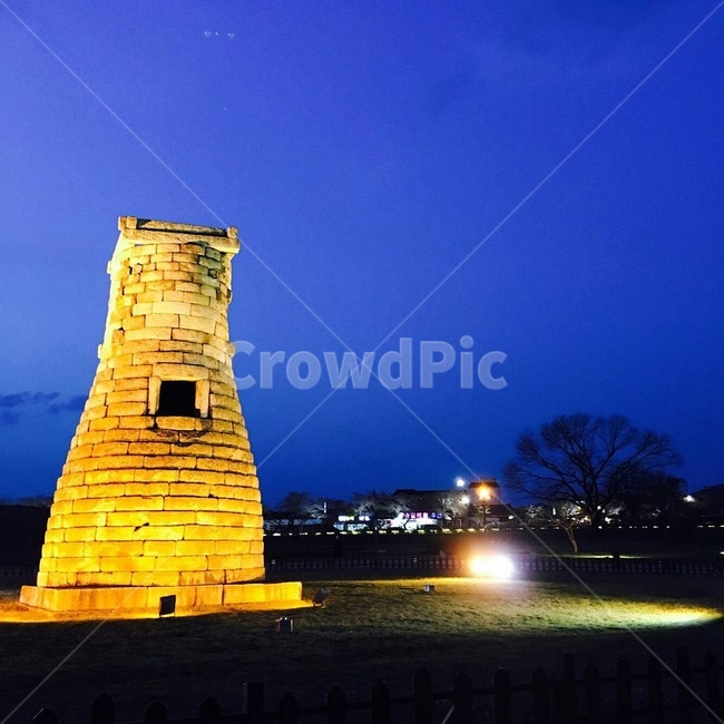 tower,탑,architecture,건축물,building,건물,경주,첨성대,천문대,신라,신라시대,야경,명소,한국관광지,한국랜드마크,밤,저녁,풍경,night,nightscape,한국명소,한국전통,전통,한국문화,국보,화강암,선덕여왕,문화유산,유적,신라중기