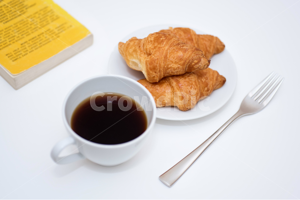 커피,빵,아침식사,컵,커피잔,다이어트,간편한,신선한,점심,점심식사,식사,현대,아침,접시,휴식,상쾌한,간단한,공간,오피스,브런치,하얀,흰,흰색,배경,백그라운드,여백,간식,여유,오브젝트,블랙커피,아메리카노,음식,책,도서,포크,생활,음식,식재료,요리,food,cook,meal,dishes,food reserves,빵,bread,디저트,간식,후식,dessert,snack,커피,카페,coffee,cafe