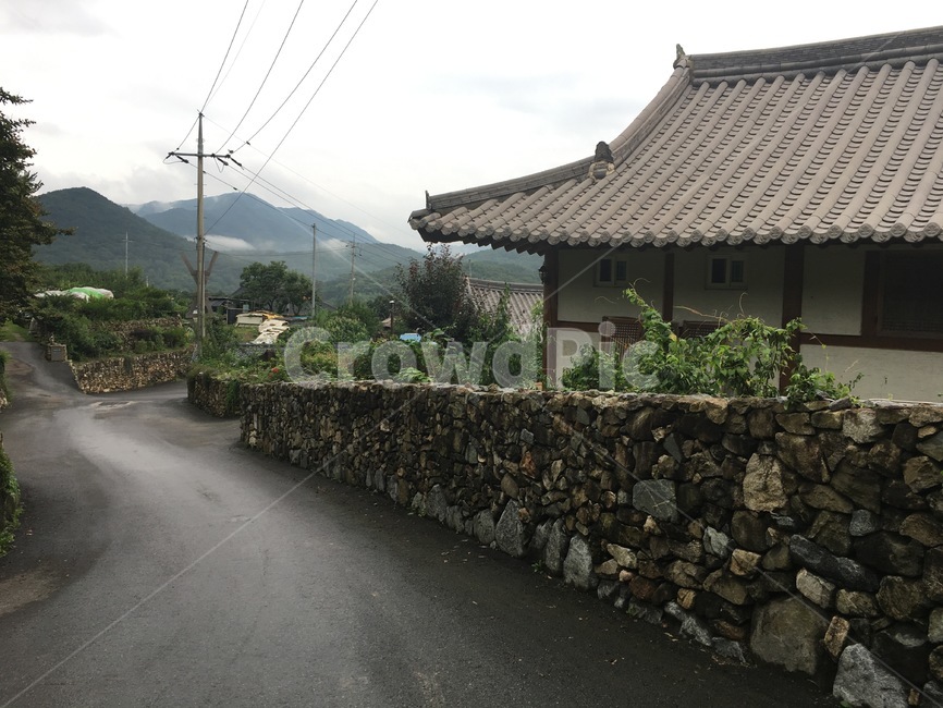 tarmac,타맥,asphalt,아스팔트,슬레이트,slate,wall,벽,nature,자연,outdoors,옥외,산,들,시골,풍경,시골길,힐링,한옥,기와집,시골,마을,풍경,landscape,country,rural,town