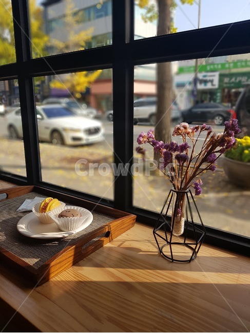 가을,창가,카페,마카롱,꽃,꽃병,드라이플라워,여유,따스함,꽃,flower,실내용화초,화분,화초,house plant,음식,식재료,요리,food,cook,meal,dishes,food reserves,디저트,간식,후식,dessert,snack