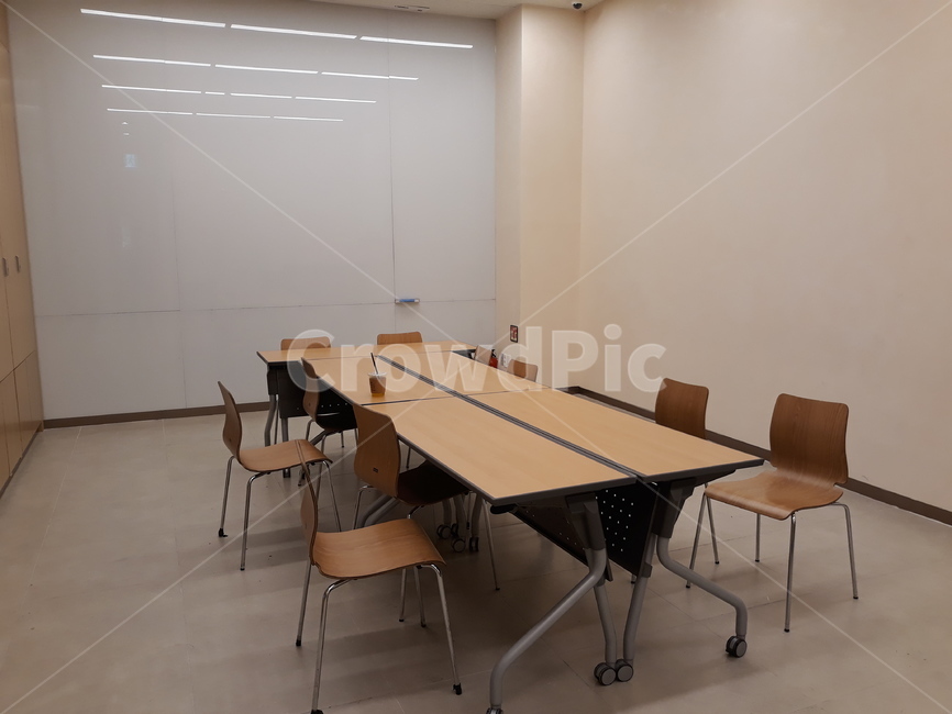 chair,의자,가구,furniture,방,회의실,meetingroom,conferenceroom,room,indoors,문화센터,강의,빈강의실,책상,칠판,교실,사물,물건,오브젝트,thing,object,matter
