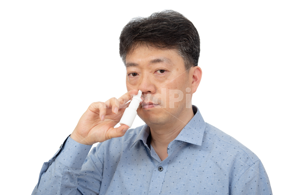 남자,남성,1인,상반신,흰색배경,누끼,하얀색배경,성인남자,아빠,한국인,일본인,중국인,아시아인,중년,40대,50대,하얀배경,중장년,건강,건강관리,의료,보건,질병,알레르기,알러지,감기,컨디션,인물,코막힘,비염,콧물,감염,전염병,에티켓,꽃가루,집먼지,미세먼지,치료,의약품,약,스프레이,분사,의학,예방,감기약,코,약품,얼굴,환절기,사람,인물,인간,human,person,남성,남자,man,male,의료,의학,병원,medical,hospital,clinic,누끼,remove background