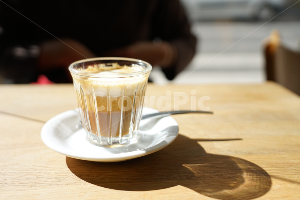 컵,커피컵,커피,라떼,카페,카푸치노,플랫화이트,유리컵,그림자,햇살,coffeecup,pottery,saucer,cup,받침접시,음료수,drink,beverage,커피,카페,coffee,cafe