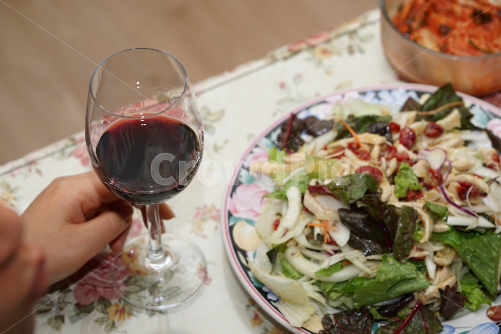 와인,파티,와인파티,party,만남,건배,행복,모임,음료,마실거리,먹거리,wine,축배,브라보,유리잔,유리,글라스,와인잔,색감,샐러드,사람,인물,인간,human,person,신체일부,몸,body,기념일,축하,anniversary,congratulation,celebrate,celebration,음식,식재료,요리,food,cook,meal,dishes,food reserves,채소,야채,vegetables,술,주류,alcohol
