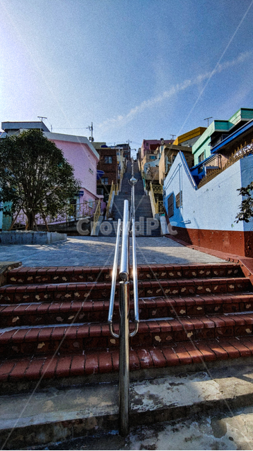 handrail,banister,staircase,난간,계단,페인트,담벼락,감성,갈림길,벽,손잡이,울타리