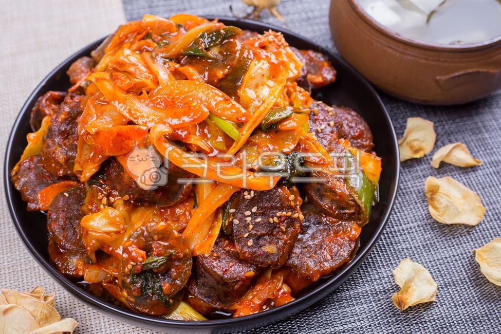 순대볶음,순대,음식,길거리음식,먹거리,요리,깻잎,분식,야식,식사,한국음식,한국요리,안주,술안주,볶음,볶음요리,접시,고춧가루,고추가루,매운음식,꽃,동치미