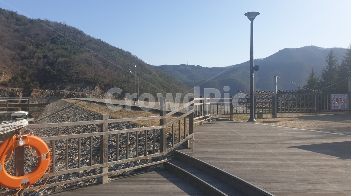 nature,자연,outdoors,옥외,교통,transportation,물,water,댐,저수지,맑은,peaceful,평온한,풍경,시골,조용한,산책로
