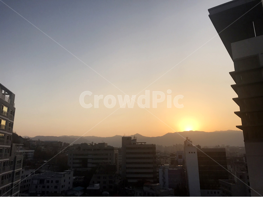 아파트,집앞풍경,노을,해,하늘,방에서본하늘,도시,풍경,city,landscape,nature,자연,outdoors,옥외,urban,어반,building,건물,시티,town,metropolis,중심지