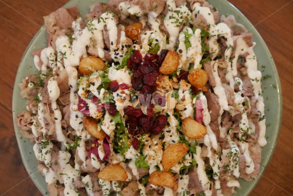 샐러드,소고기샐러드,일식메뉴,쇠고기샐러드,어니언드레싱,통마늘,음식,식재료,요리,food,cook,meal,dishes,food reserves,육류,고기,meat