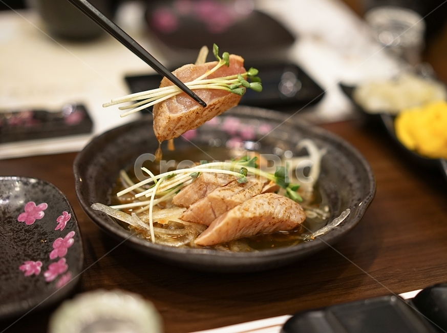 생선,회,참치,다다끼,다다키,음식,술안주,먹방,안주,술자리,무순,식사,모임,만남,참치회,푸드,접시,젓가락,일식,음식,식재료,요리,food,cook,meal,dishes,food reserves,수산물,해산물,fishery products,seafood,일식,일본음식,일본요리,Japanese food,Japanese dishes,Japanese meal,Japanese cook