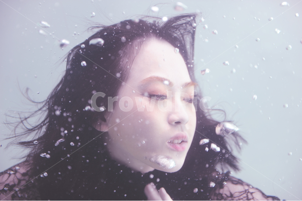 nature,몽환,감성,수중감성,그리움,물속,바라본다,그리워한다,사람,인물,인간,human,person,얼굴표정,facial expression,face,여성,여자,woman,female,lady,감정표현,기분,feeling,emotion