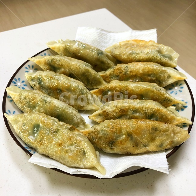 야식,만두,야채만두,고기만두,바삭바삭,구운만두,군만두,노릇노릇,음식,식재료,요리,food,cook,meal,dishes,food reserves
