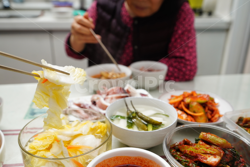 집밥,한식,음식,요리,정성,먹방,야채,백김치,김치,한국,식사,먹거리,사람,인물,인간,human,person,신체일부,몸,body,음식,식재료,요리,food,cook,meal,dishes,food reserves,한식,한국음식,한국요리,korean food,korean dishes,korean meal,korean cook