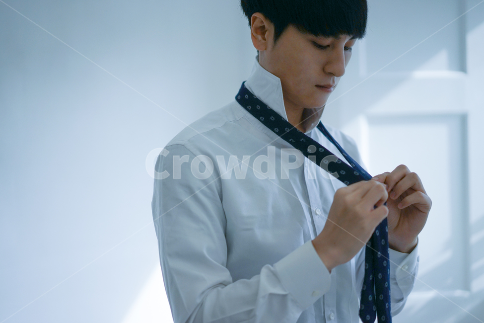 남성,남자,와이셔츠,정장,셔츠,의류,착용,옷,양복,넥타이,tie,사람,인물,인간,human,person,남성,남자,man,male,패션스타일,의상,fashion,style