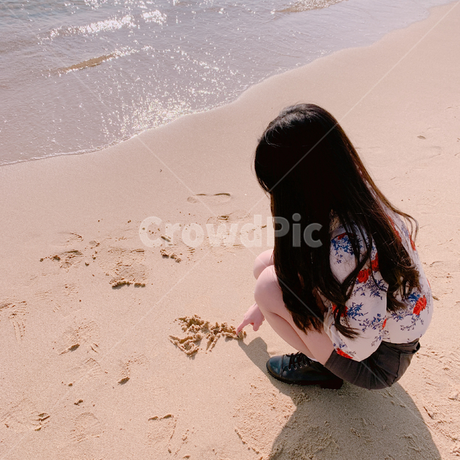 모래,낙서,바다,뒷모습,여자