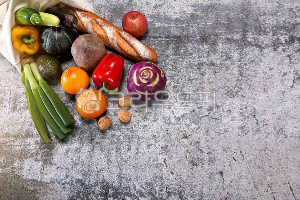 reuse,salad,placed,cucumber,eco bag,bag,green onion,kohlrabi,red,shopping cart,baguette,eggplant,shopping,avocado,tangerine,thrown,lettuce,shopping bag,dish,Kitchen,concrete,fruit,vegetable,pouring,throwing,apple,bottom cut,flat,vegetarian,ingredients,swe