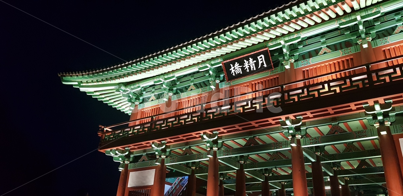 월정교,단청,한국적인,야경,경주,건축물,전통적인,고궁,조명,한국,목조건물,한국전통,전통가옥,장식,랜드마크,관광지,night,traditional,korea,bridge,structure,wooden,tradition,building,lighting,nightview,dancheong,landmark,한국전통,한국문화,korean traditional,korean culture