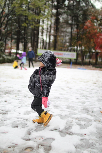 눈,겨울,눈싸움,장갑,스노우,남아,발자국,겨울,계절,winter,season,사람,인물,인간,human,person,어린이,어린아이,child,children,kid