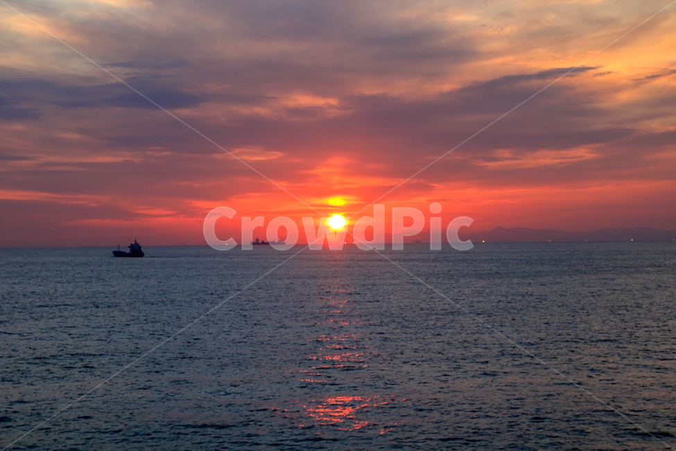바다,노을,배,구름,배경,자연,풍경,nature,landscape,outdoors,옥외,sunset,일몰,red sky,붉은 하늘,sky,하늘,dusk,황혼,dawn,새벽,sunlight,햇빛