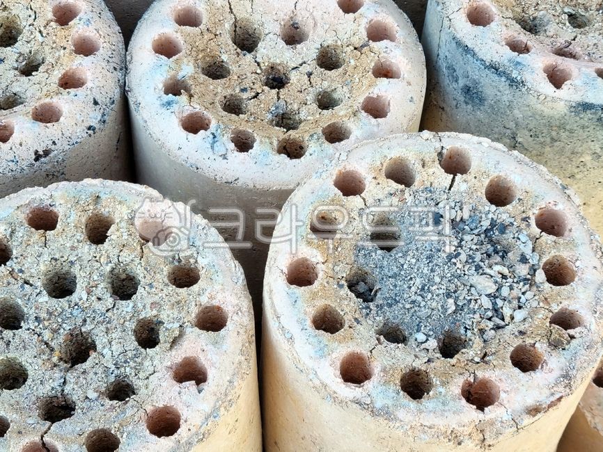 연탄,연탄재,재,구공탄,난방재료,겨울난방재료,십구공탄,briquet,ash,연료,난방연료,fuel,구멍,hole,겨울난방연료,고체연료,solidfuel,연탄구멍,briquethole