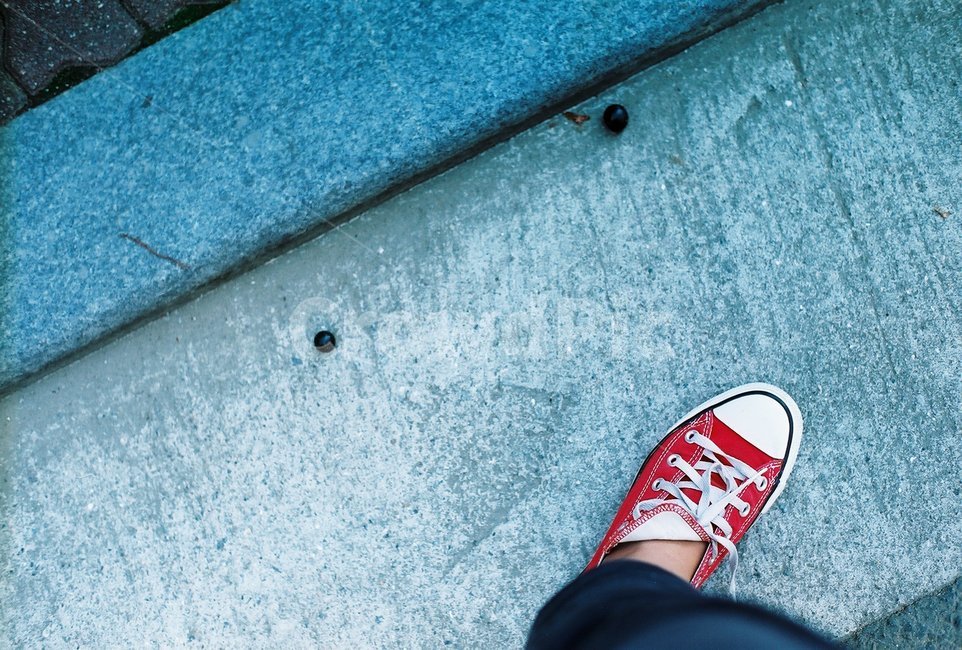 발,신발,돌,길,바닥,시멘트,콘크리트,서다,빨간운동화,shose,stone,road,대각선,concret