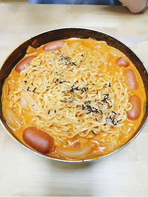 불닭볶음면,불닭까르보나라,요리,자취요리,소세지,매운음식,라면,음식,식재료,요리,food,cook,meal,dishes,food reserves,면류,면요리,noodles