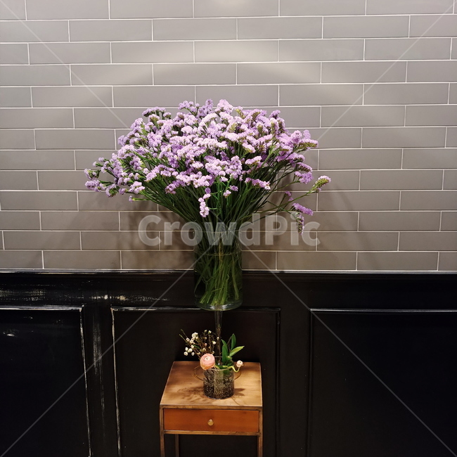 조화,꽃,인테리어,벽,타일,조명,화분,복도,실내,실내용화초,화분,화초,house plant