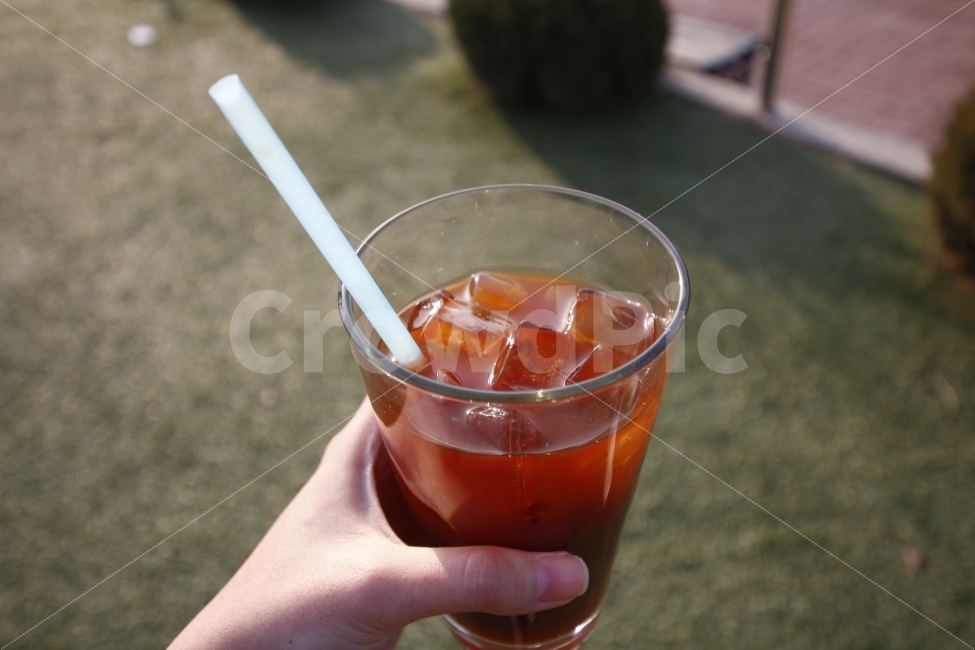 아이스아메리카노,커피,음료,음식,여름,시원함,사람,손,얼음,coffee,사람,인물,인간,human,person,커피,카페,coffee,cafe