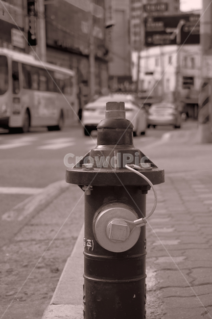 도시,도심,소화전,캔디드,candid,building,교통,빈티지,vintage,firehydrant,건물,건축,소화,흑백,감성,추상
