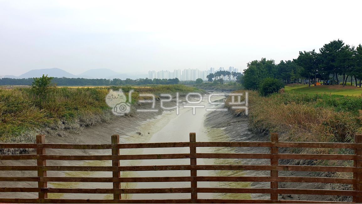 city,waterway,channel,sight,fence,park