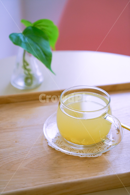 연출,컵,카페,차,티,tea,청귤,소품,청귤차,유자차,유자,cup,귤,귤차,레몬,레몬차,인테리어,책상,테이블,창문,배경,cafe,table,햇살,분위기,화이트,cafetable,saucer,받침접시,pottery,음료수,drink,beverage
