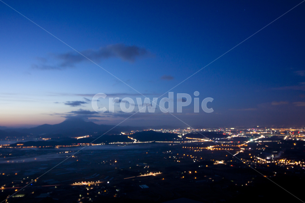 landscape,경치,nature,자연,outdoors,옥외,scenery,풍경,aerialview,조감도,flare,플레어,light,빛,새벽,산,농촌,안개,구름,야경,밤,풍경,nightscape,night,landscape